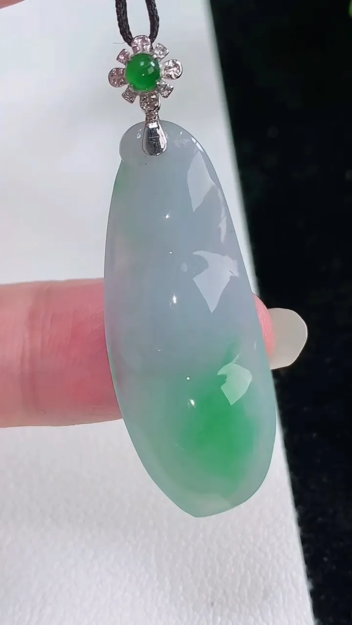 天然A货翡翠福豆吊坠，尺寸37-14.6-5.4，重量:4.74g
8月24日