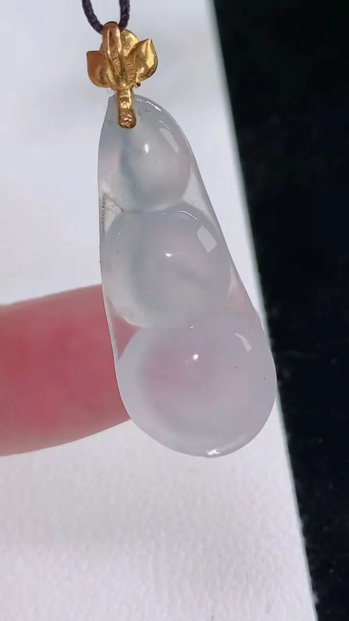 天然A货翡翠种白冰福豆吊坠，尺寸32.6-13.6-5.6，重量:3.68g
8月24日
