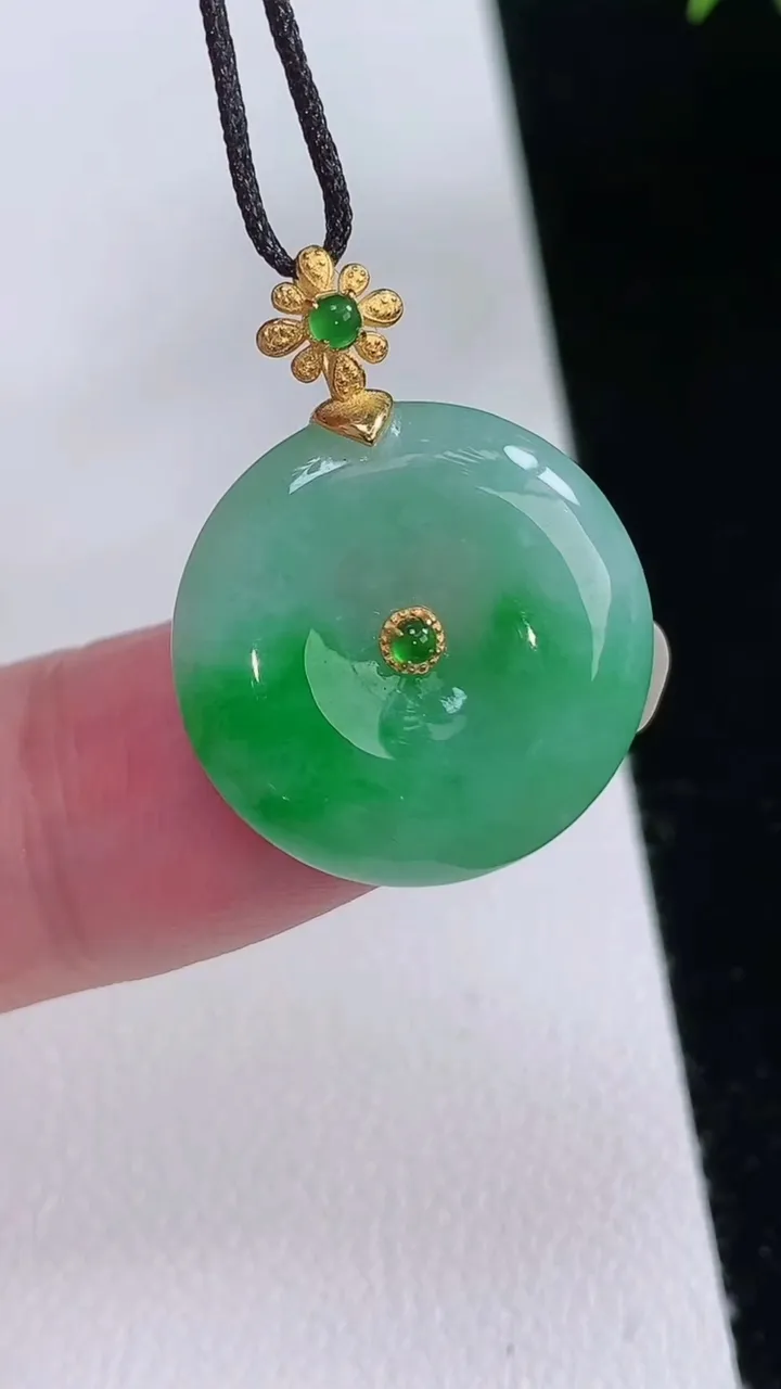 天然A货翡翠平安扣吊坠，尺寸19.2-4.3，重量:3.60g
8月24日