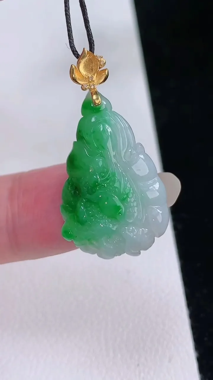 天然A货翡翠白菜吊坠，尺寸24.5-16.4-5.5，重量:3.41g
8月24日