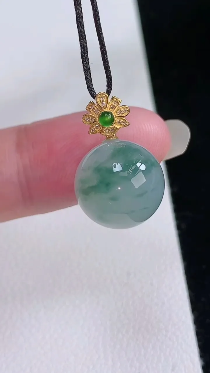 天然A货翡翠18k金飘花圆珠吊坠，尺寸12.8，重量:4.08g
8月24日