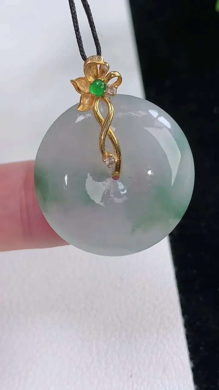天然A货翡翠平安扣吊坠，尺寸24.8-4.5，重量:6.00g
8月24日