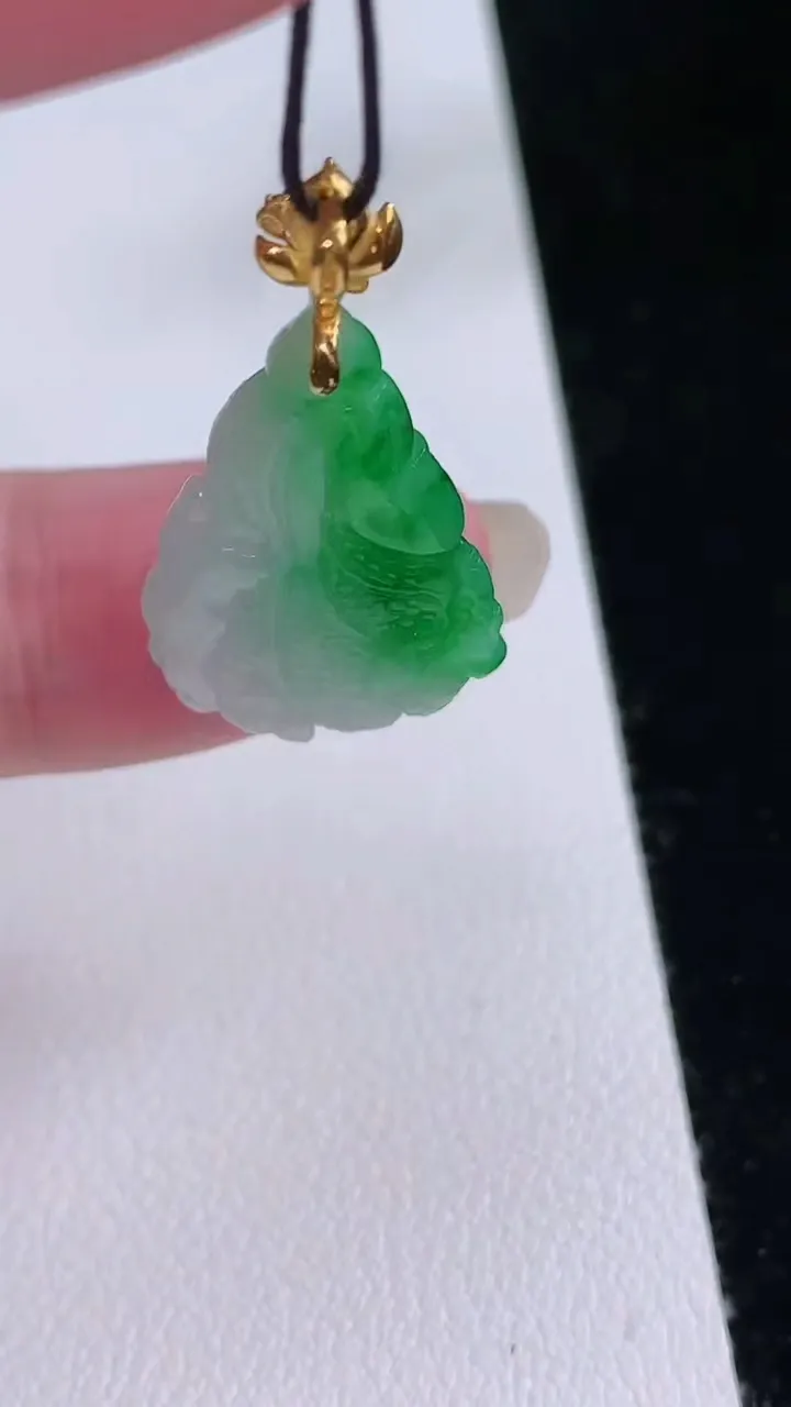 天然A货翡翠白菜吊坠，尺寸24.5-16.4-5.5，重量:3.41g
8月24日