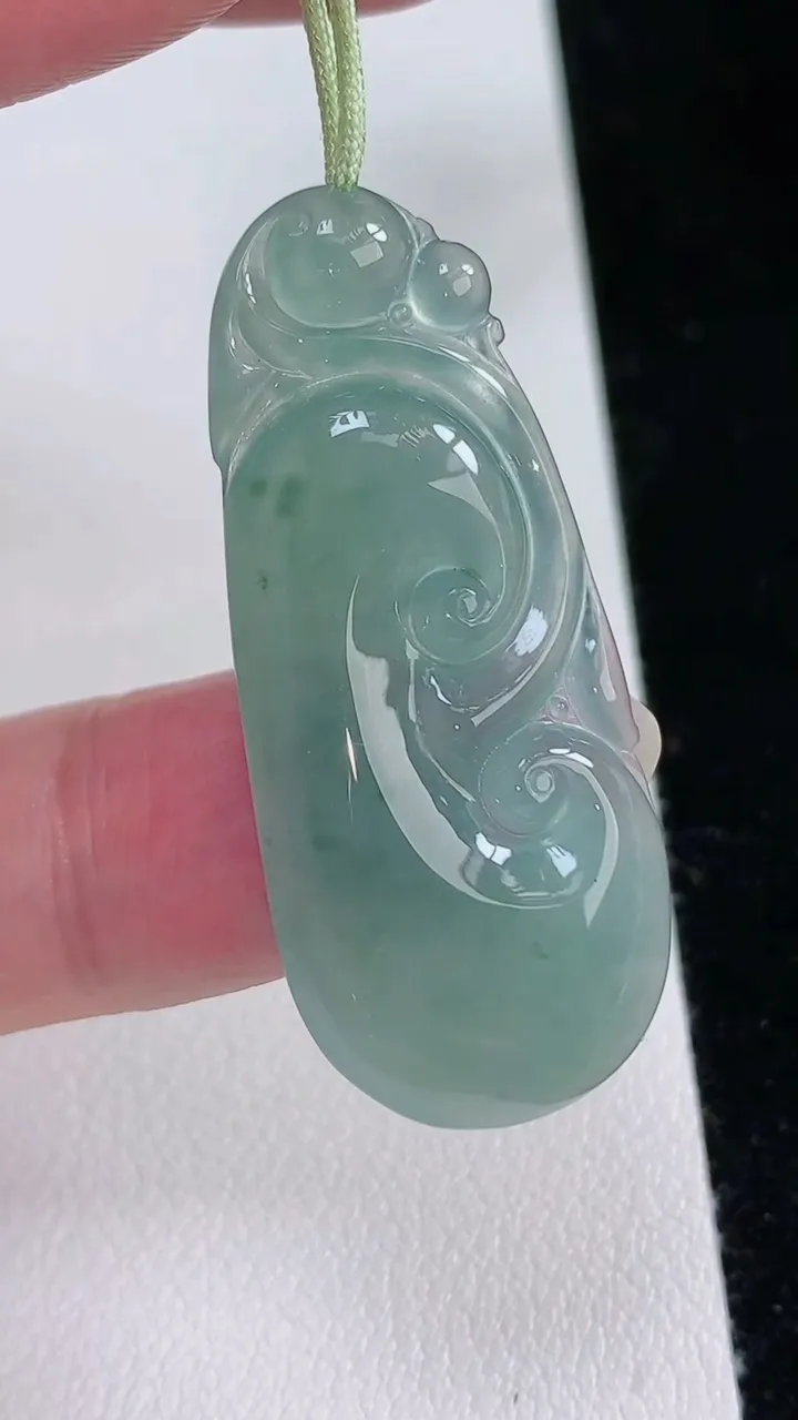 天然A货翡翠冰种飘花如意吊坠，尺寸41.2-17.7-4，重量:5.89g
8月24日
