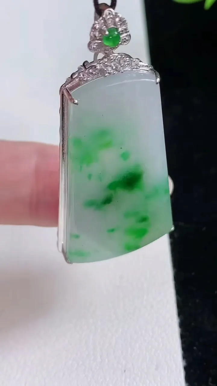 天然A货翡翠无事牌吊坠，尺寸47.5-22-6，裸石36.6-20重量:7.20g
8月24日