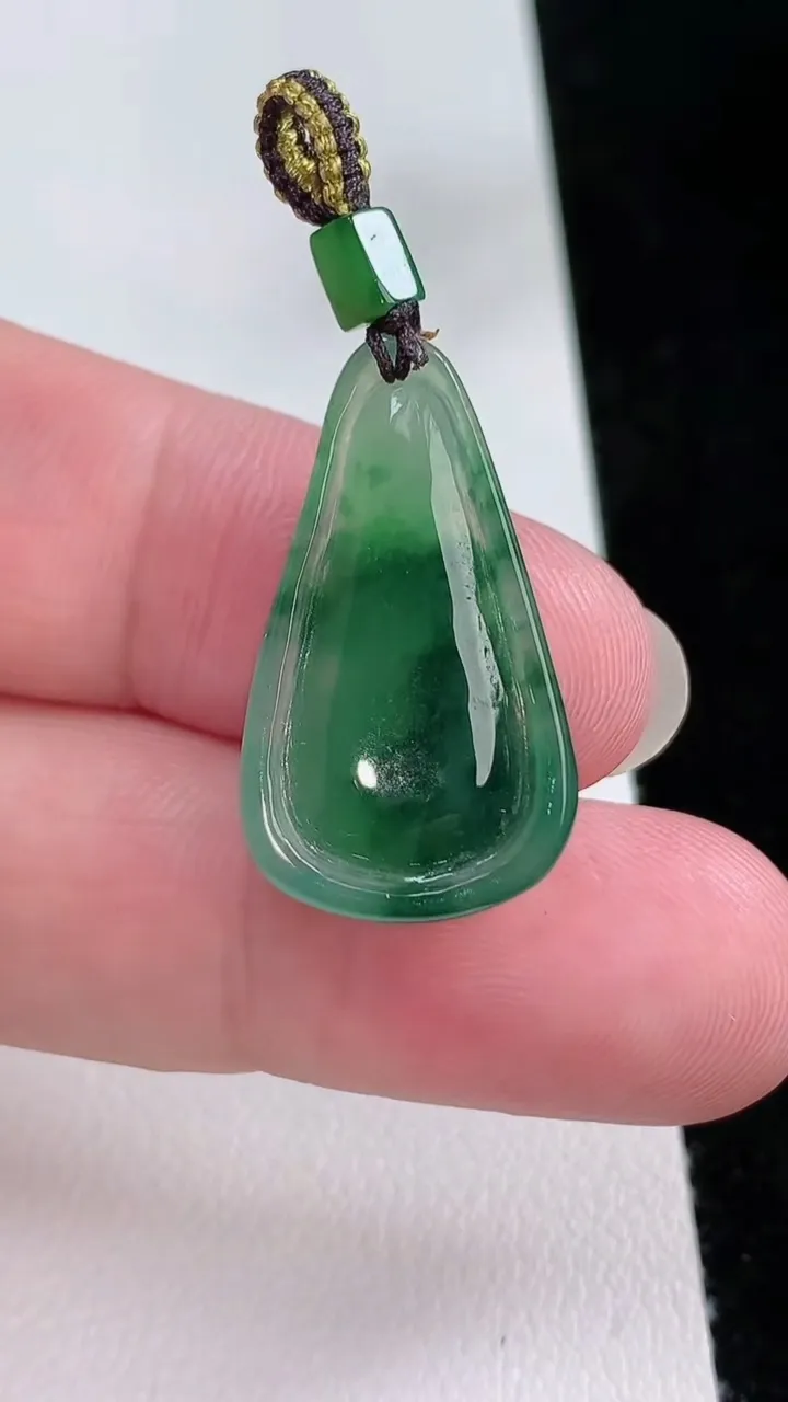 天然A货翡翠大日如来吊坠，尺寸25.8-15-4.3，重量:2.94g
8月24日