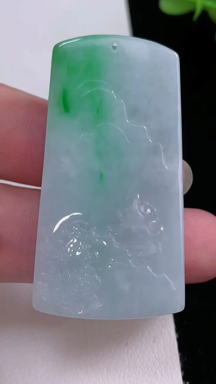 天然A货翡翠山水牌吊坠，尺寸51.2-27.3-5.7，重量:22.00g
8月24日
