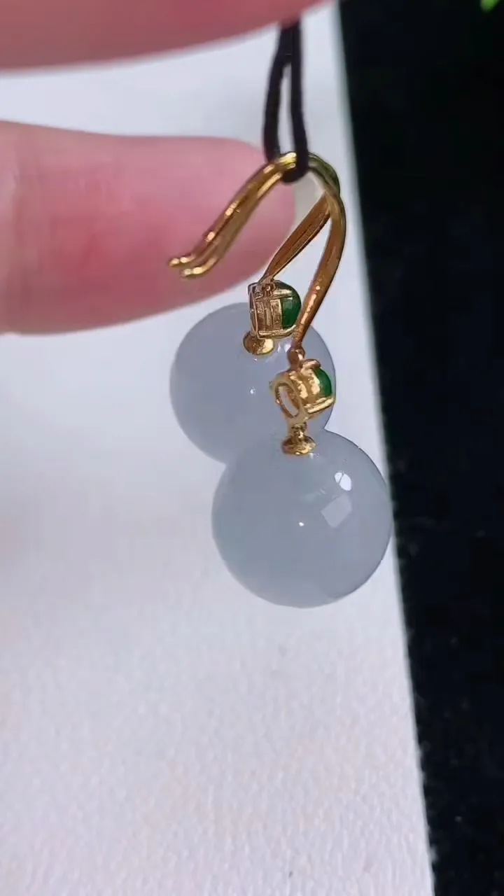 天然A货翡翠18k金紫罗兰圆珠耳坠，尺寸11.6，重量:6.62g8月24日
工厂直销收藏佳品,种好水足，色泽均匀，有种有色，上手高大气！