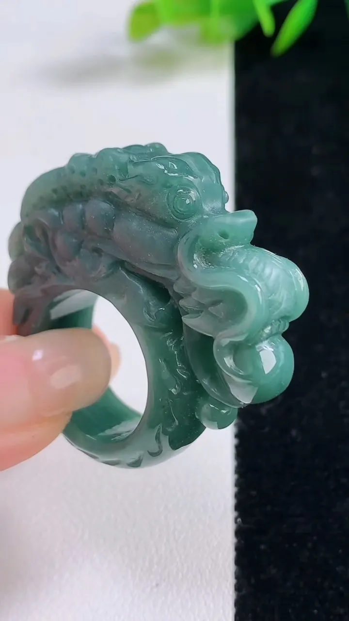 天然A货翡翠蓝水祥龙指环扳指，尺寸19.5-42.8-11.6，重:28.87g2025年8月24日
工厂直销收藏佳品,种好水足，色泽均匀，有种有色，上手高大气！