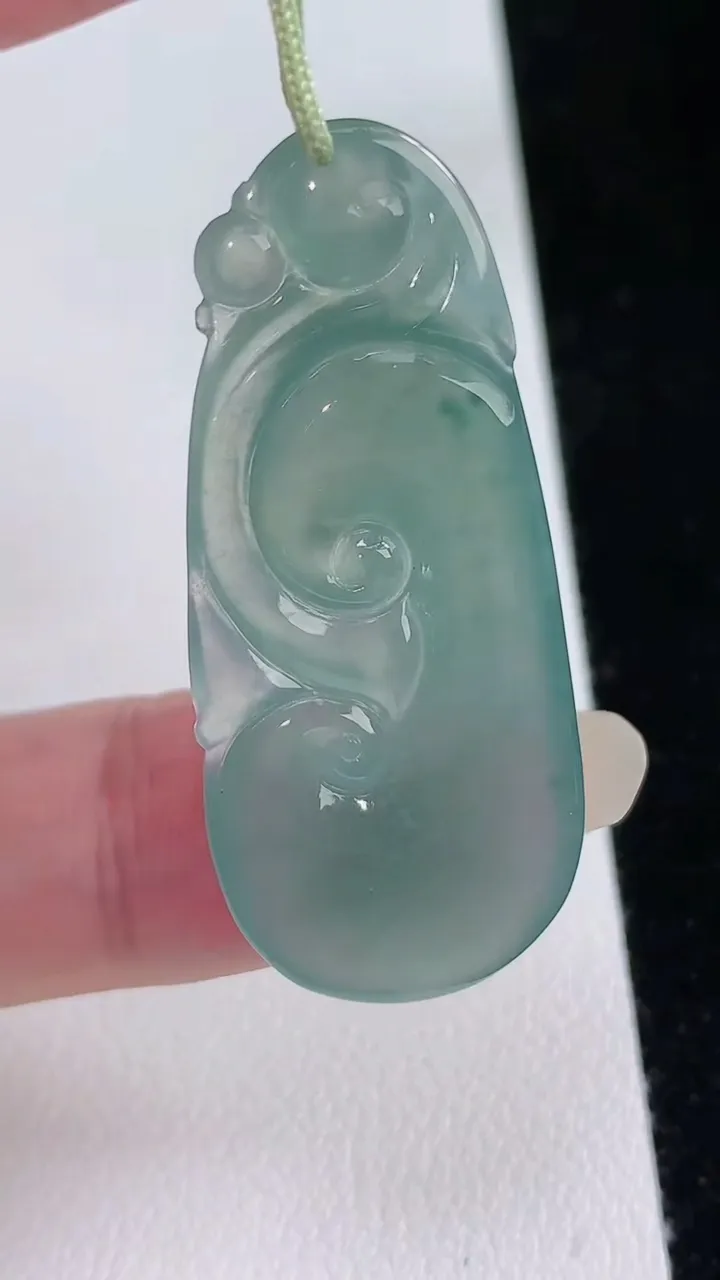 天然A货翡翠冰种飘花如意吊坠，尺寸41.2-17.7-4，重量:5.89g
8月24日