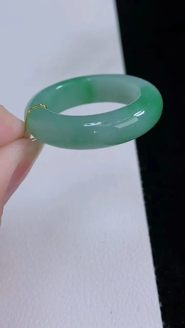 天然A货翡翠戒指指环，尺寸19-6-3.8，重量:5.49g2025年8月24日
工厂直销收藏佳品,种好水足，色泽均匀，有种有色，上手高大气！