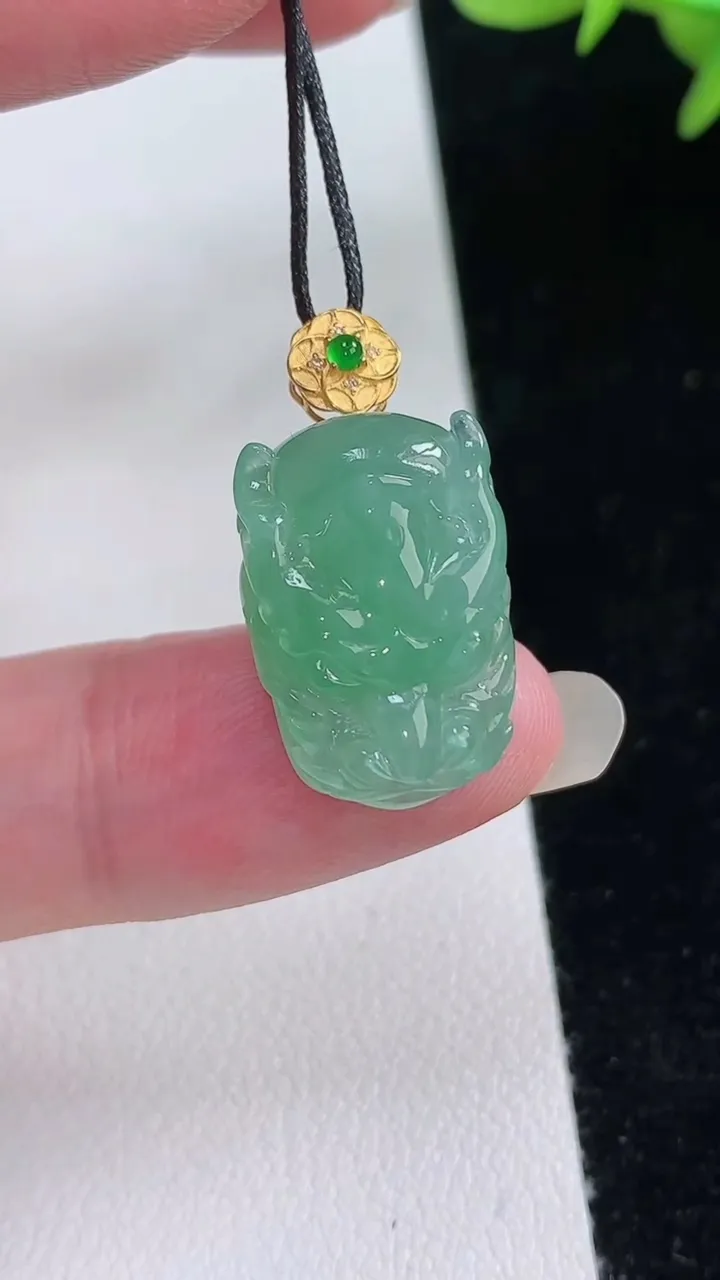 天然A货翡翠龙牌吊坠，尺寸19.2-13-7.4，重量:3.98g
8月24日