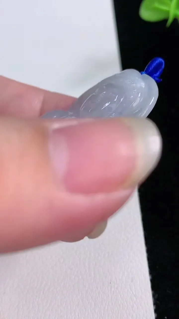 天然A货翡翠观音菩萨吊坠，尺寸53-35.8-4.8，重量:16.80g
8月24日