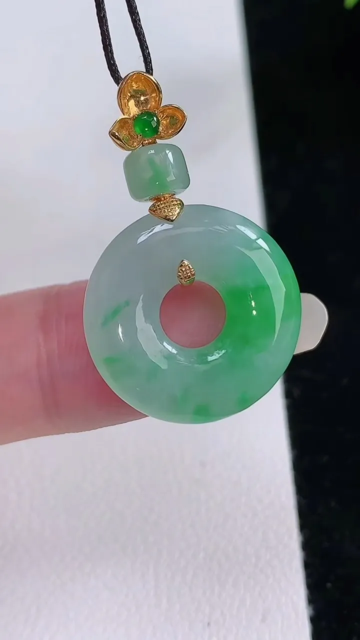 天然A货翡翠平安环吊坠，尺寸20-4，重量:4.10g
8月24日