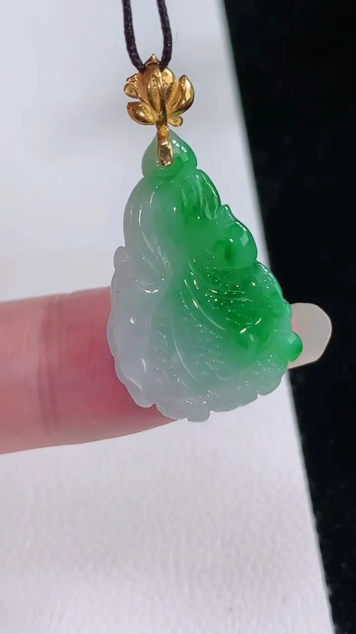 天然A货翡翠白菜吊坠，尺寸24.5-16.4-5.5，重量:3.41g
8月24日