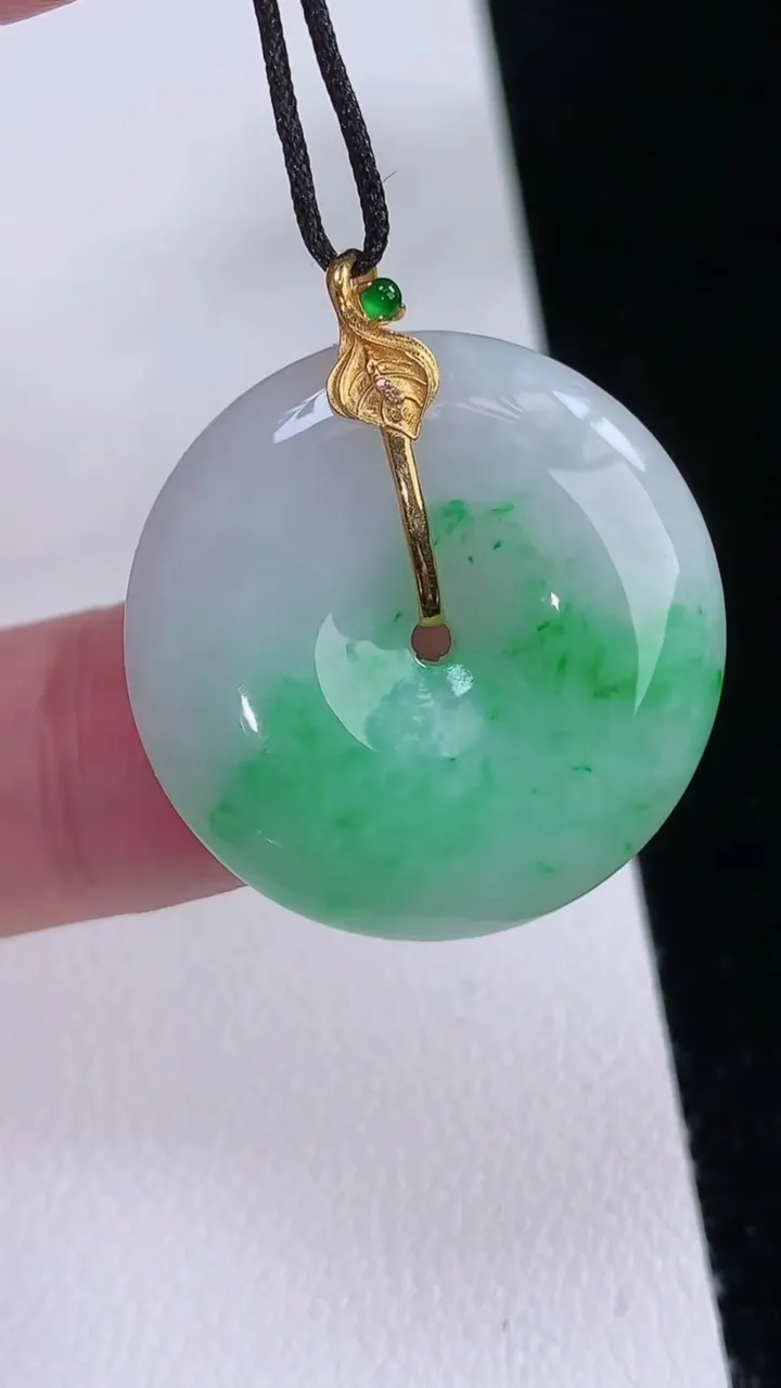 天然A货翡翠平安扣吊坠，尺寸26-5.8，重量:8.56g
8月24日