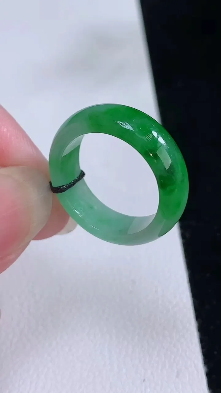 天然A货翡翠戒指指环，尺寸16.8-6-2.5，重量:3.21g2025年8月24日
工厂直销收藏佳