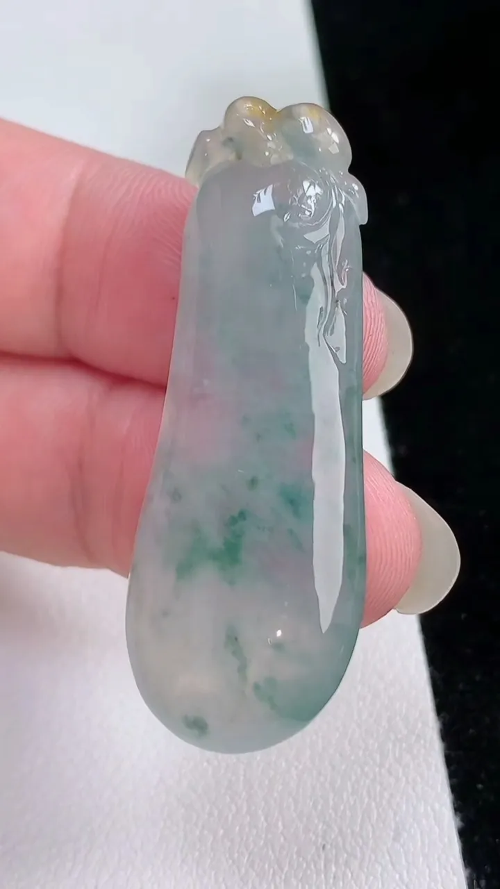 天然A货翡翠冰种飘花福瓜吊坠，尺寸46.5-17.5-6.4，重量:10.91g
8月24日