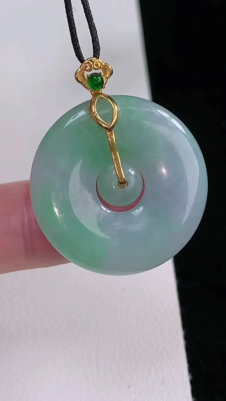 天然A货翡翠母子平安扣吊坠，尺寸27.2-4.6，重量:7.88g
8月24日