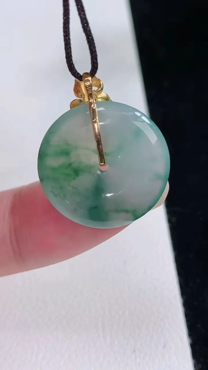 天然A货翡翠种飘花平安扣吊坠，尺寸19.7-3.8，重量:3.38g
8月24日