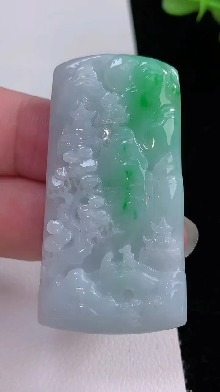天然A货翡翠山水牌吊坠，尺寸51.2-27.3-5.7，重量:22.00g
8月24日