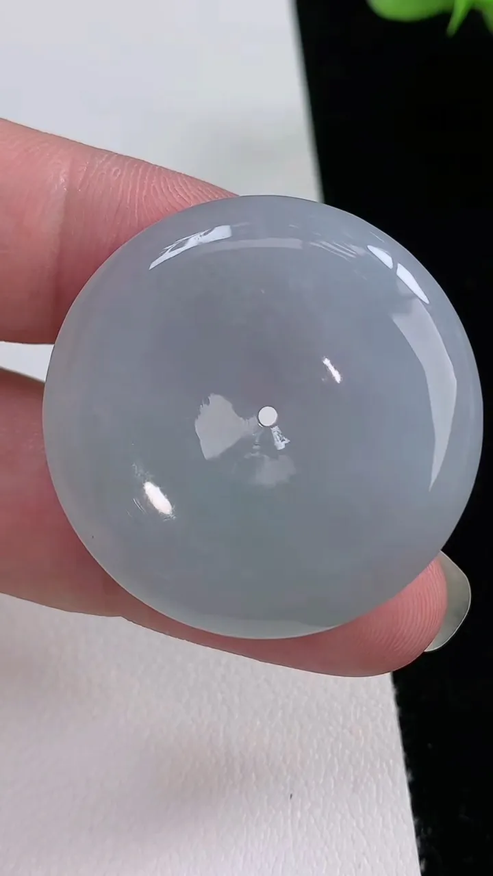 天然A货翡翠平安扣吊坠，尺寸34.5-5.7，重量:15.19g
8月24日