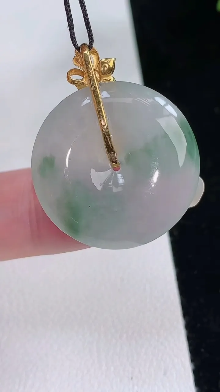 天然A货翡翠平安扣吊坠，尺寸24.8-4.5，重量:6.00g
8月24日