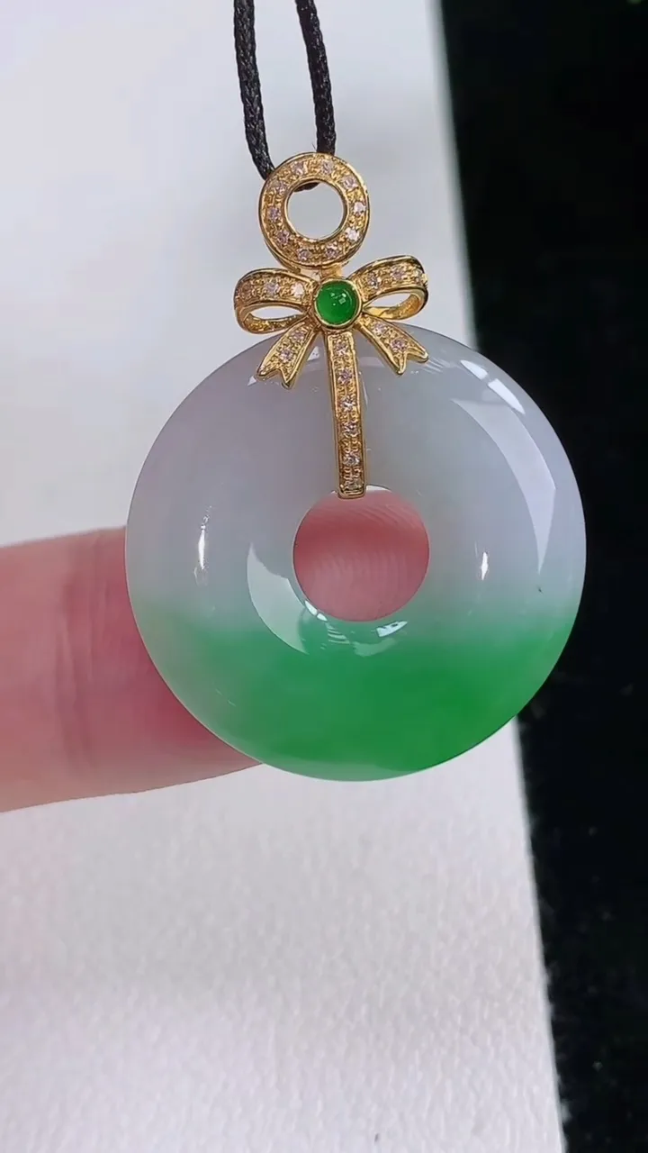 天然A货翡翠平安环吊坠，尺寸23.2-3.7，重量:4.60g
8月24日