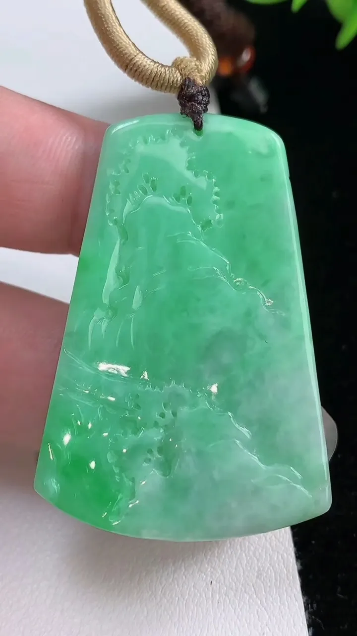 天然A货翡翠山水牌吊坠，尺寸48-32.8-5.5，重量:22.85g
8月24日