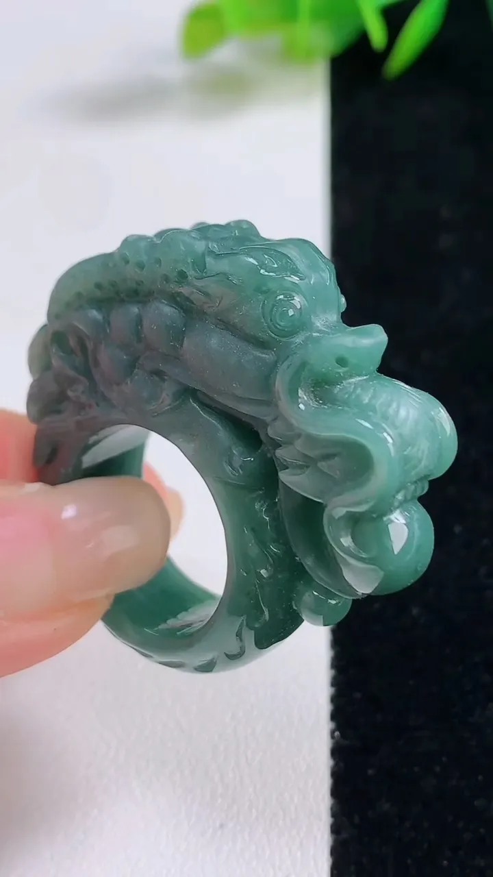 天然A货翡翠蓝水祥龙指环扳指，尺寸19.5-42.8-11.6，重:28.87g2025年8月24日
工厂直销收藏佳品,种好水足，色泽均匀，有种有色，上手高大气！