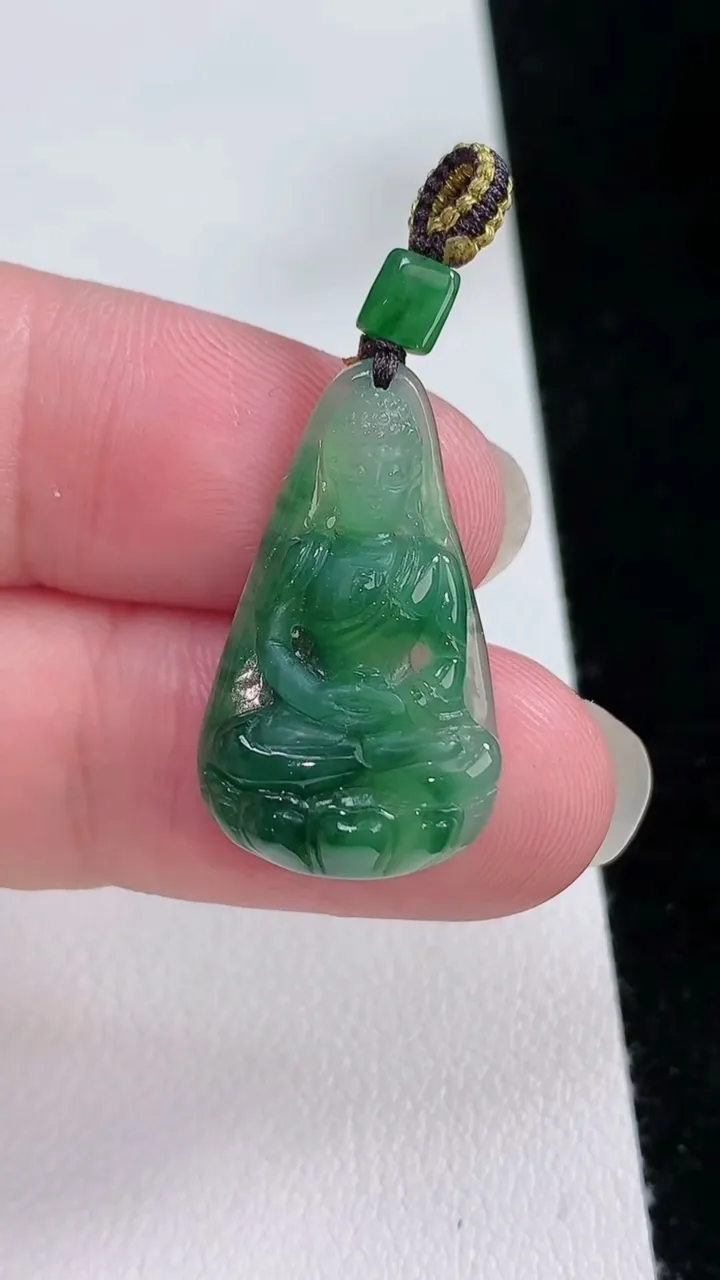 天然A货翡翠大日如来吊坠，尺寸25.8-15-4.3，重量:2.94g
8月24日