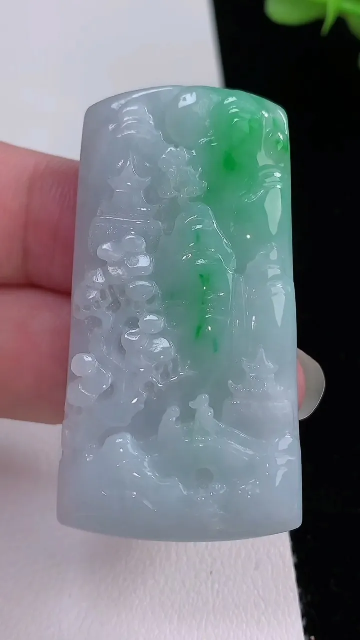 天然A货翡翠山水牌吊坠，尺寸51.2-27.3-5.7，重量:22.00g
8月24日
