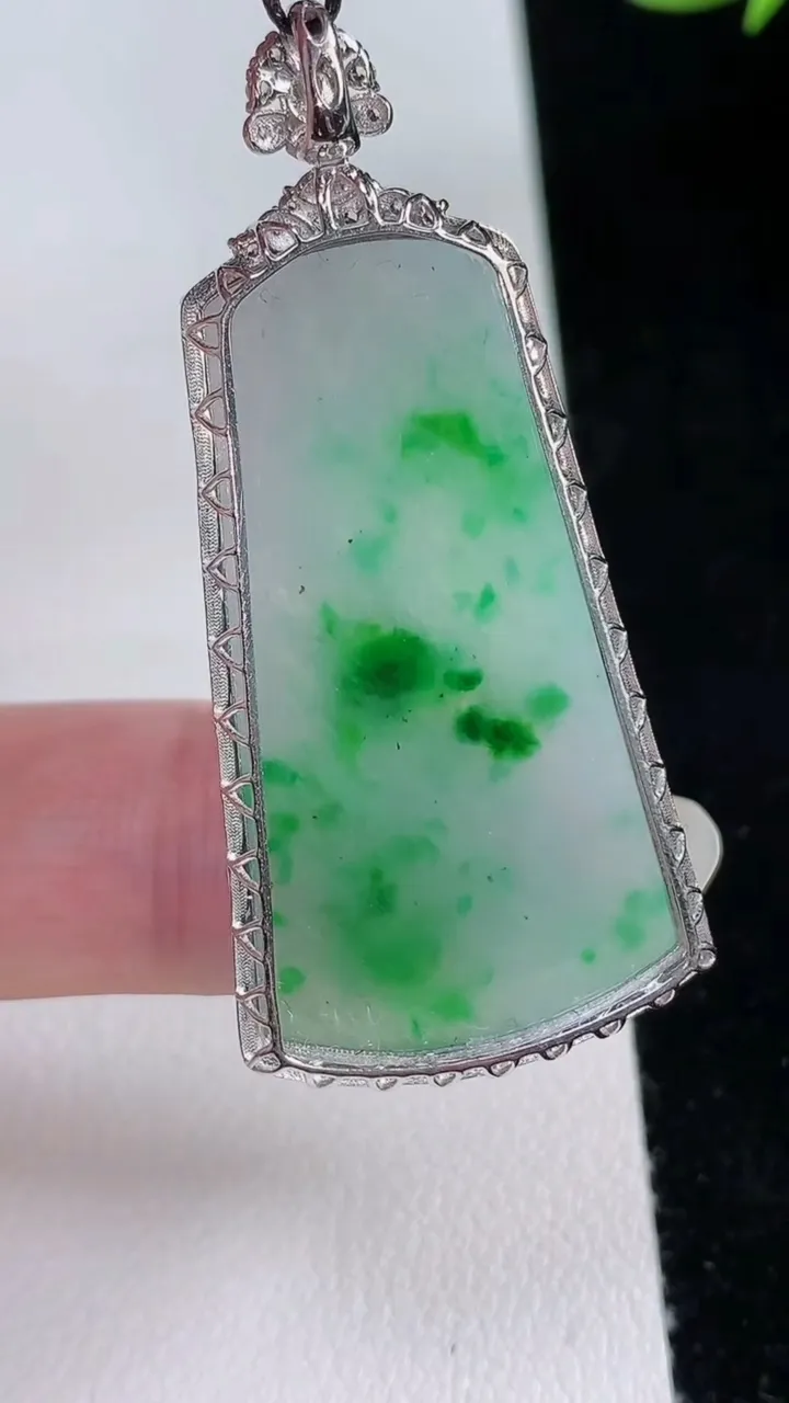 天然A货翡翠无事牌吊坠，尺寸47.5-22-6，裸石36.6-20重量:7.20g
8月24日