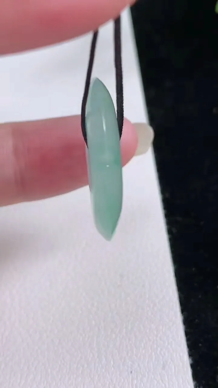 天然A货翡翠平安扣吊坠，尺寸26-4.5，重量:6.19g
8月24日