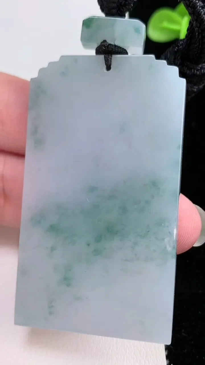 天然A货翡翠飘花仿古无事牌吊坠，尺寸59-34-5.7，重量:45.14g
8月24日