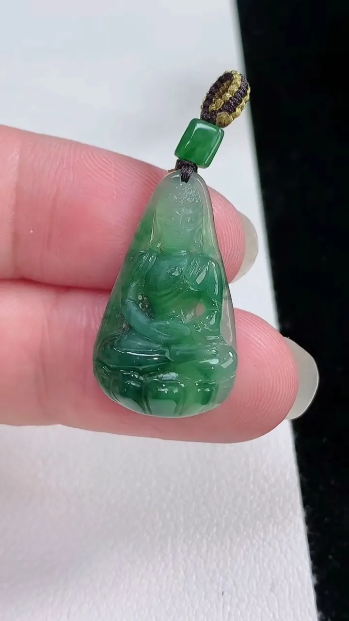 天然A货翡翠大日如来吊坠，尺寸25.8-15-4.3，重量:2.94g
8月24日