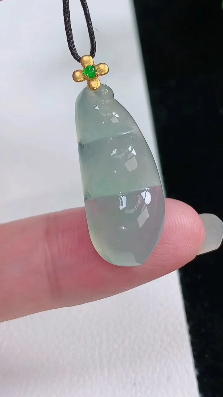 天然A货翡翠福豆吊坠，尺寸26.4-11.3-5.6，重量:2.99g
8月24日