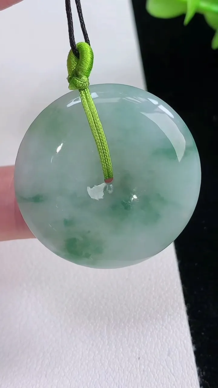 天然A货翡翠平安扣吊坠，尺寸33-5.7，重量:13.18g
8月24日