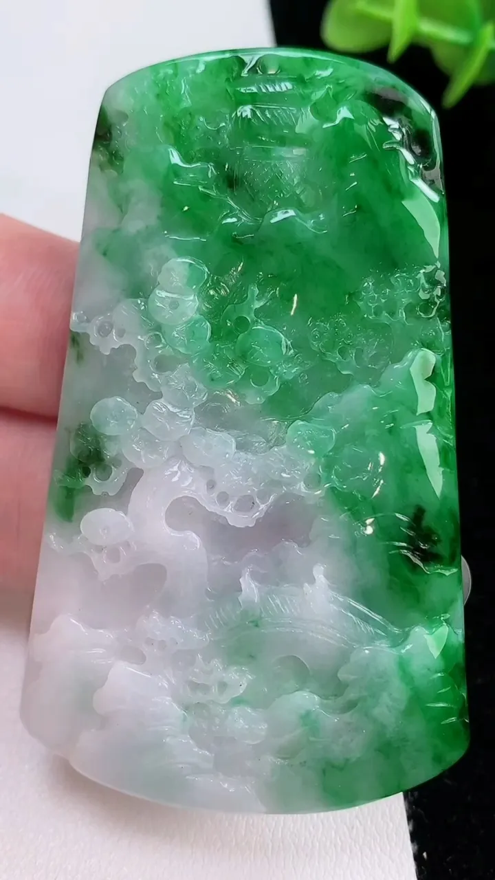 天然A货翡翠山水牌吊坠，尺寸68.6-41-4.5，重量:28.99g
8月24日