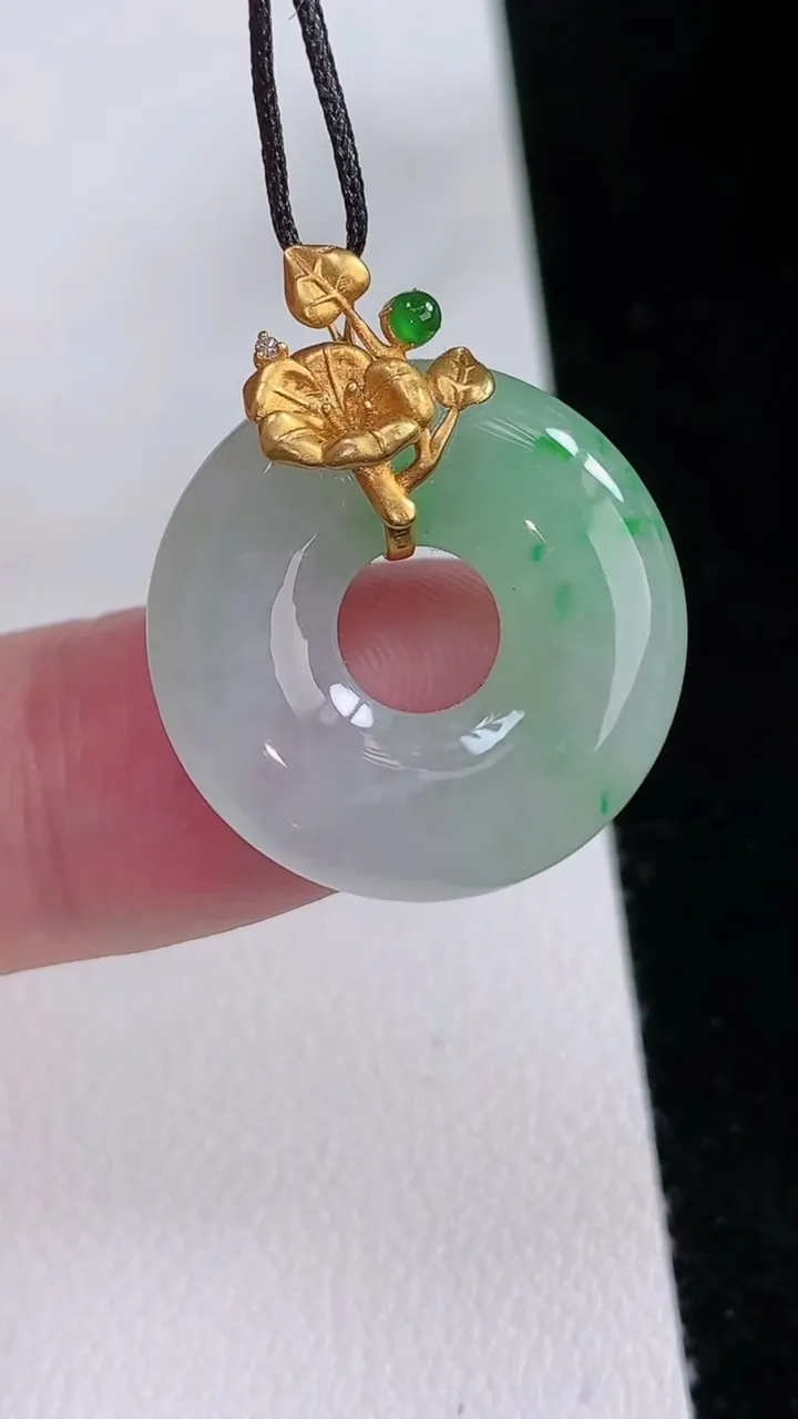 天然A货翡翠平安环吊坠，尺寸21.6-4.4，重量:4.33g
8月24日