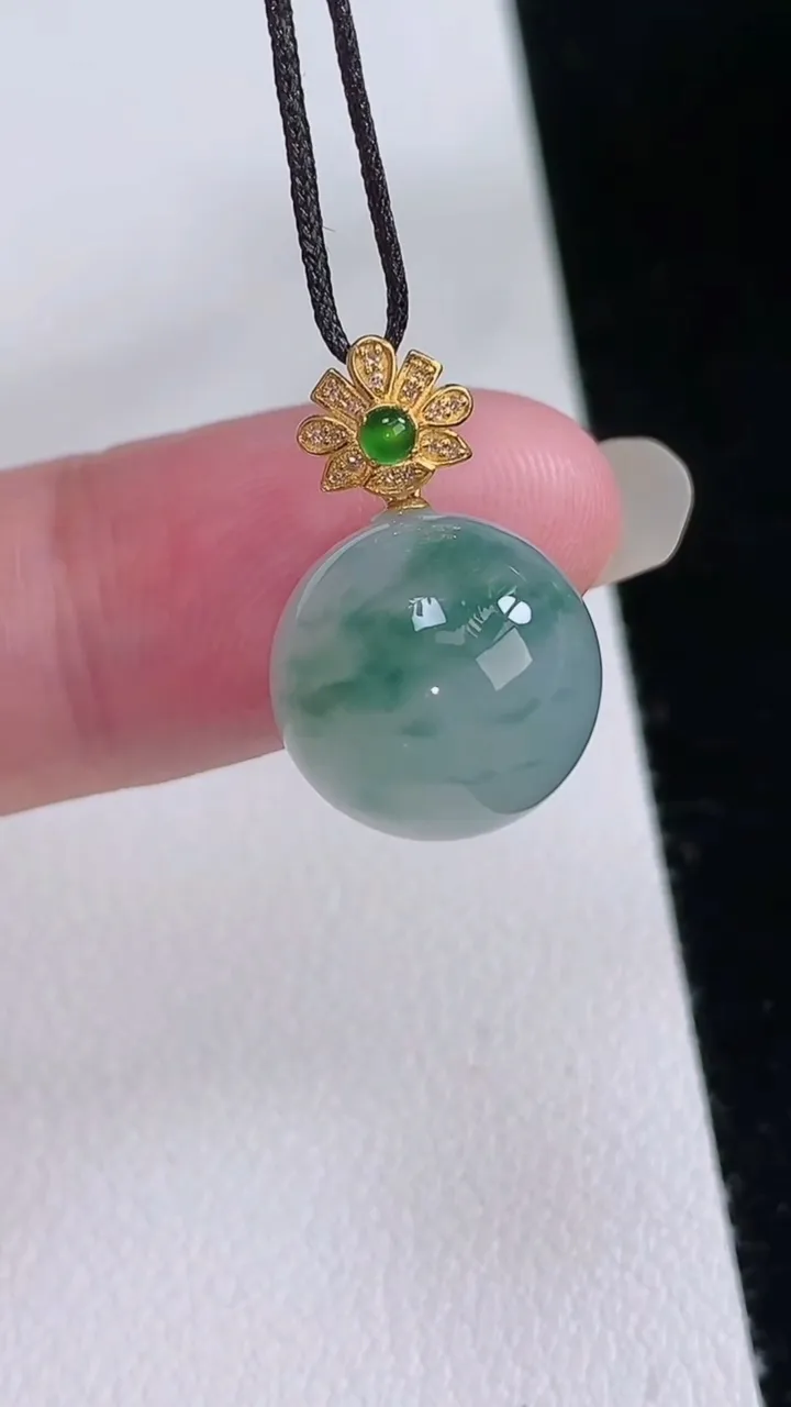 天然A货翡翠18k金飘花圆珠吊坠，尺寸12.8，重量:4.08g
8月24日