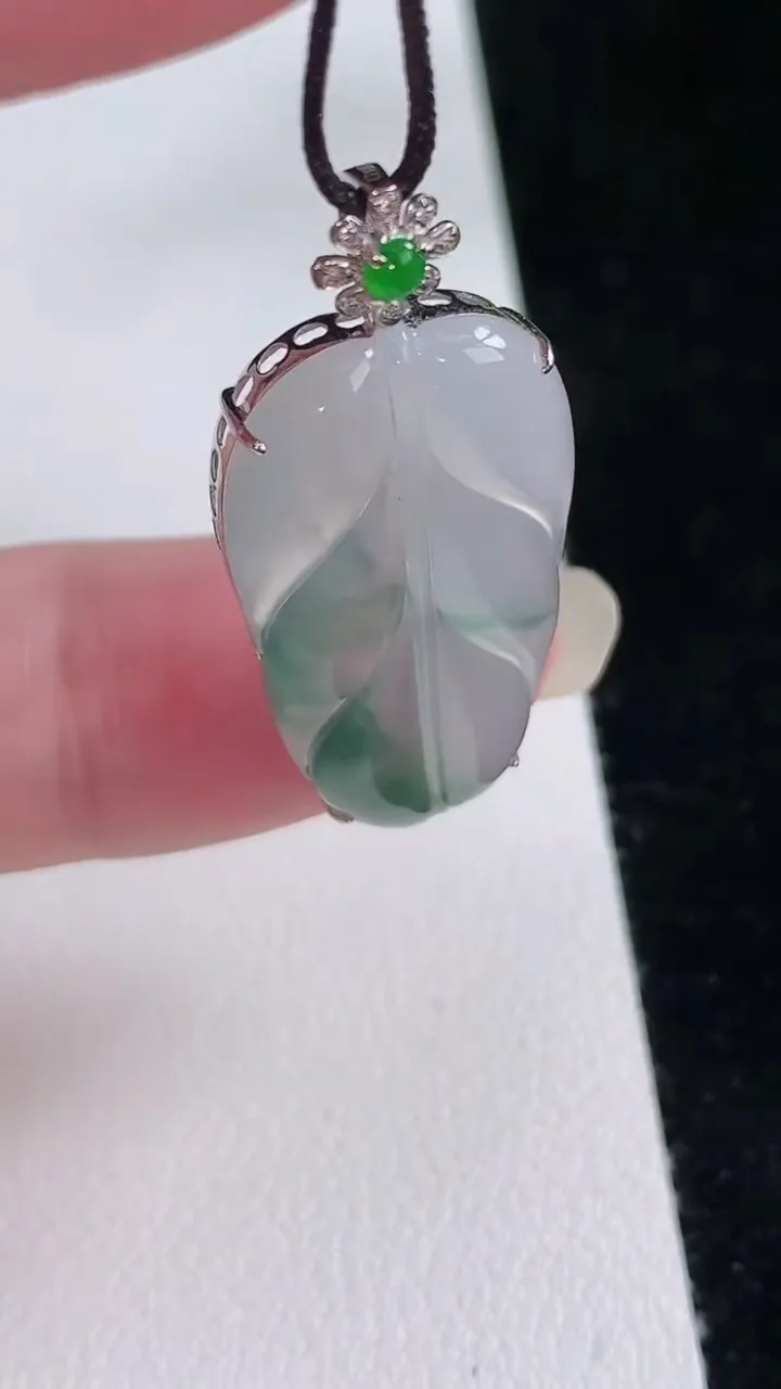 天然A货翡翠种飘花金枝玉叶 叶子吊坠，尺寸33.4-27-15-4.5，重量:2.54g
8月24日