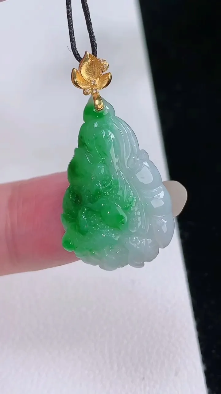 天然A货翡翠白菜吊坠，尺寸24.5-16.4-5.5，重量:3.41g
8月24日