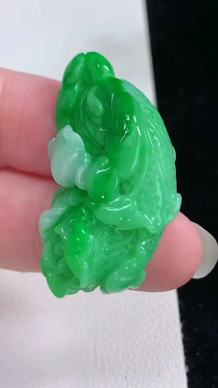 天然A货翡翠白菜吊坠，尺寸39.4-20.5-11.5，重量:13.89g
8月24日