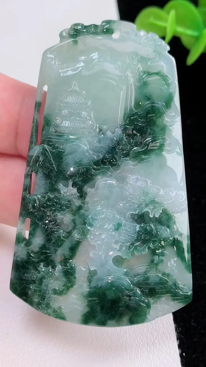 天然A货翡翠牌吊坠，尺寸67.7-40.3-4.5，重量:23.36g
8月24日