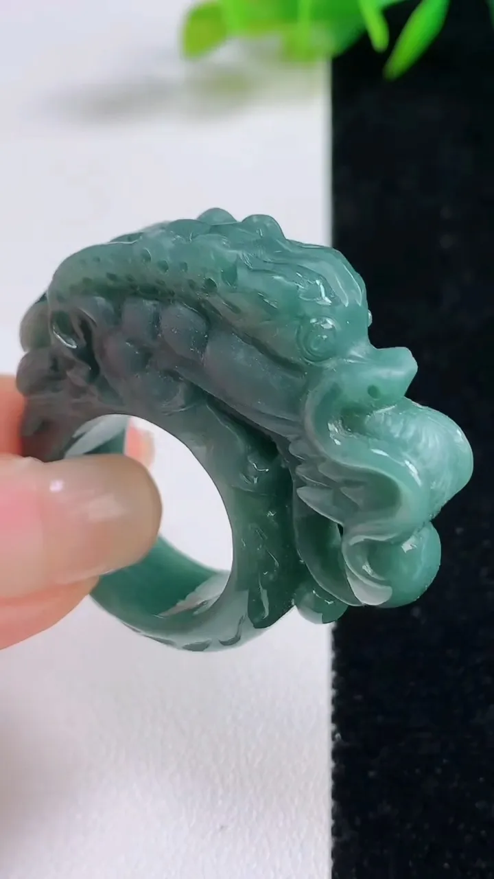 天然A货翡翠蓝水祥龙指环扳指，尺寸19.5-42.8-11.6，重:28.87g2025年8月24日
工厂直销收藏佳品,种好水足，色泽均匀，有种有色，上手高大气！