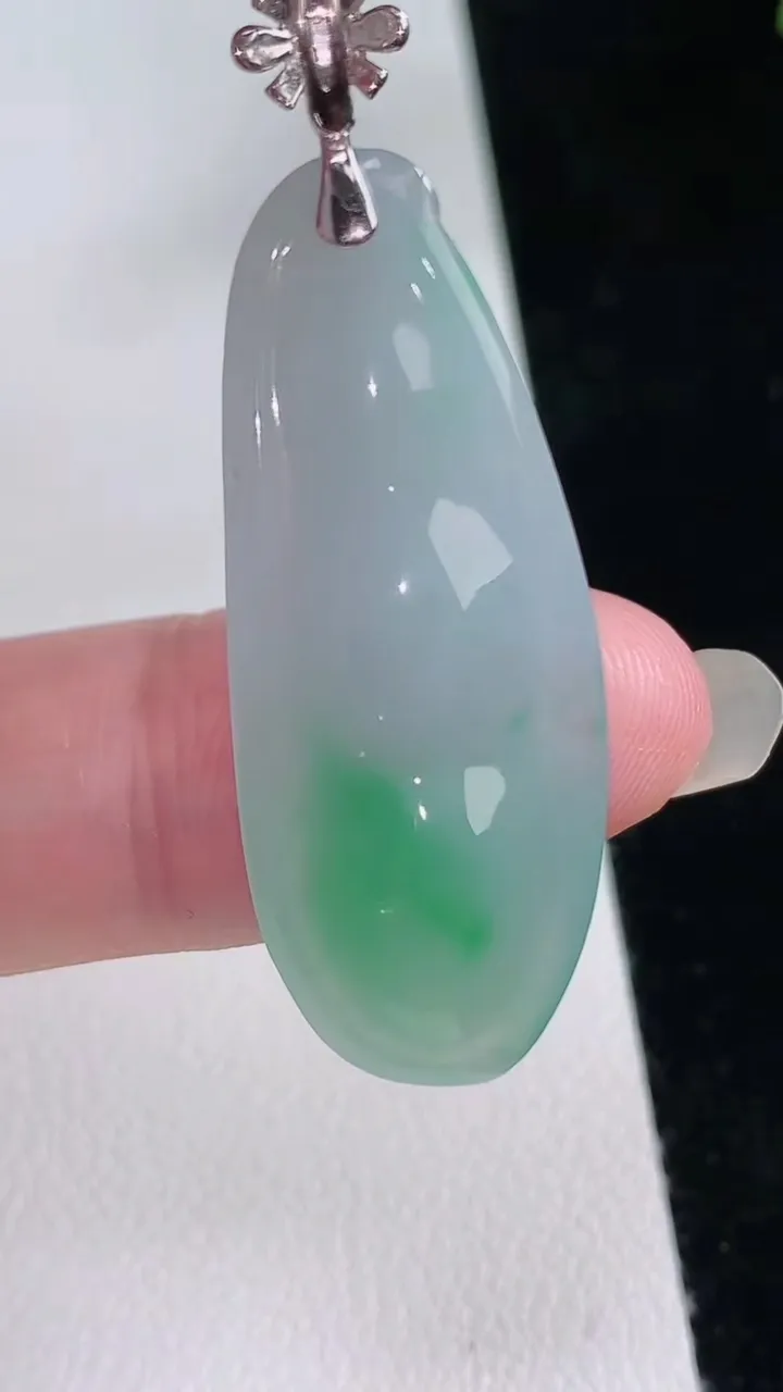 天然A货翡翠福豆吊坠，尺寸37-14.6-5.4，重量:4.74g
8月24日