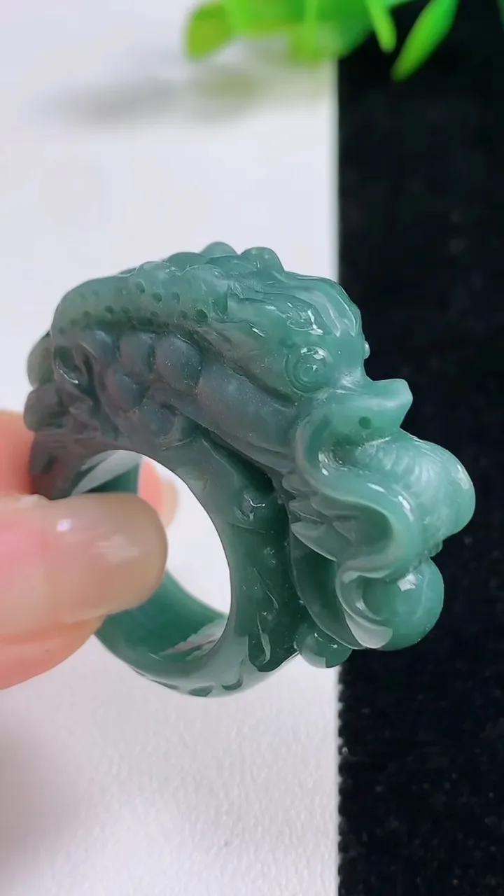天然A货翡翠蓝水祥龙指环扳指，尺寸19.5-42.8-11.6，重:28.87g2025年8月24日
工厂直销收藏佳品,种好水足，色泽均匀，有种有色，上手高大气！