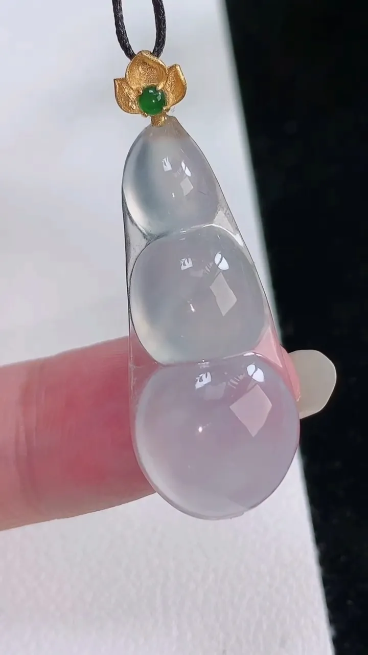 天然A货翡翠种白冰福豆吊坠，尺寸32.6-13.6-5.6，重量:3.68g
8月24日