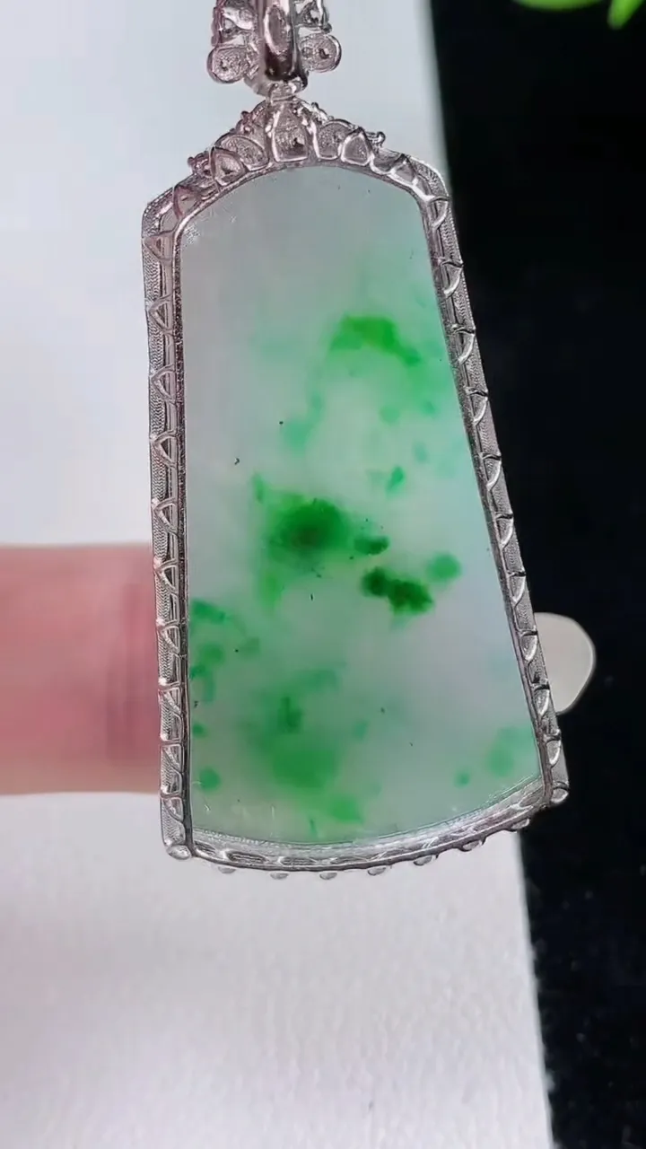 天然A货翡翠无事牌吊坠，尺寸47.5-22-6，裸石36.6-20重量:7.20g
8月24日